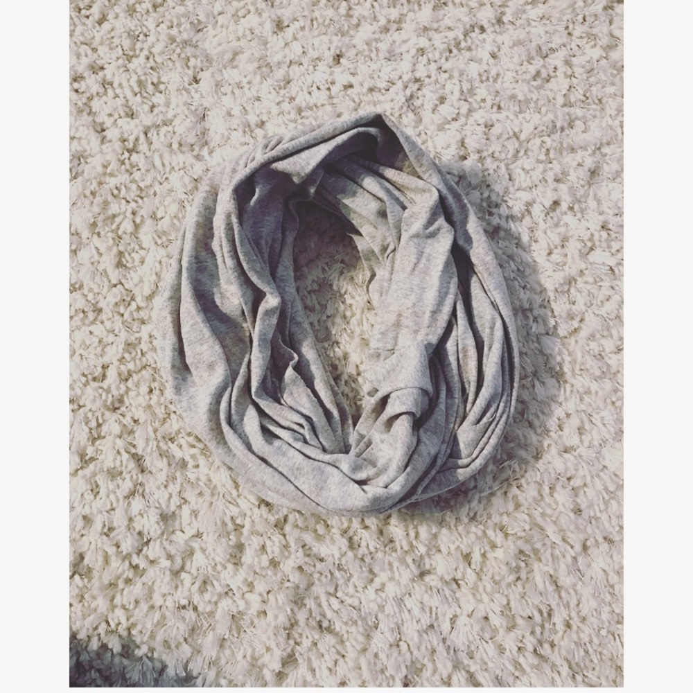 Infinity scarf (light grey and gold)